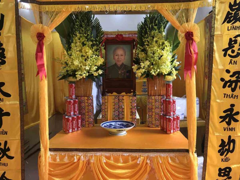Trang trí bàn thờ người mới mất