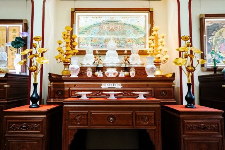 Lưu ý gì khi sắp xếp bàn thờ trong gia đình trẻ?