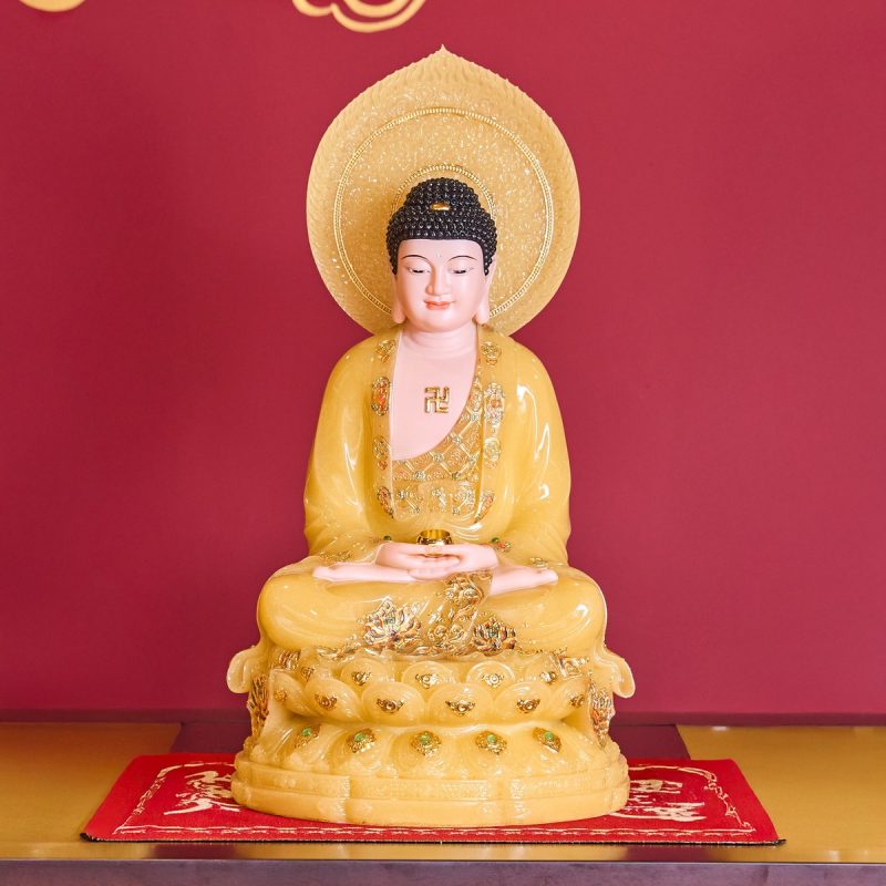 Đức Phật A Di Đà đứng ở vị trí trung tâm của bộ tam thánh