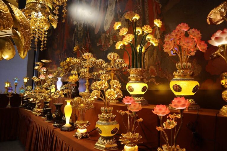 Mười Công Đức Khi Thắp Đèn Cúng Dường